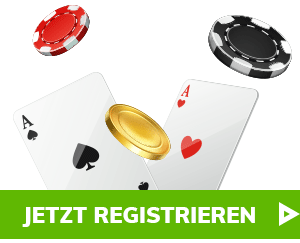 Zwei Spielkarten mit fliegendem Goldchip und bunten Pokerchips vor weißem Hintergrund